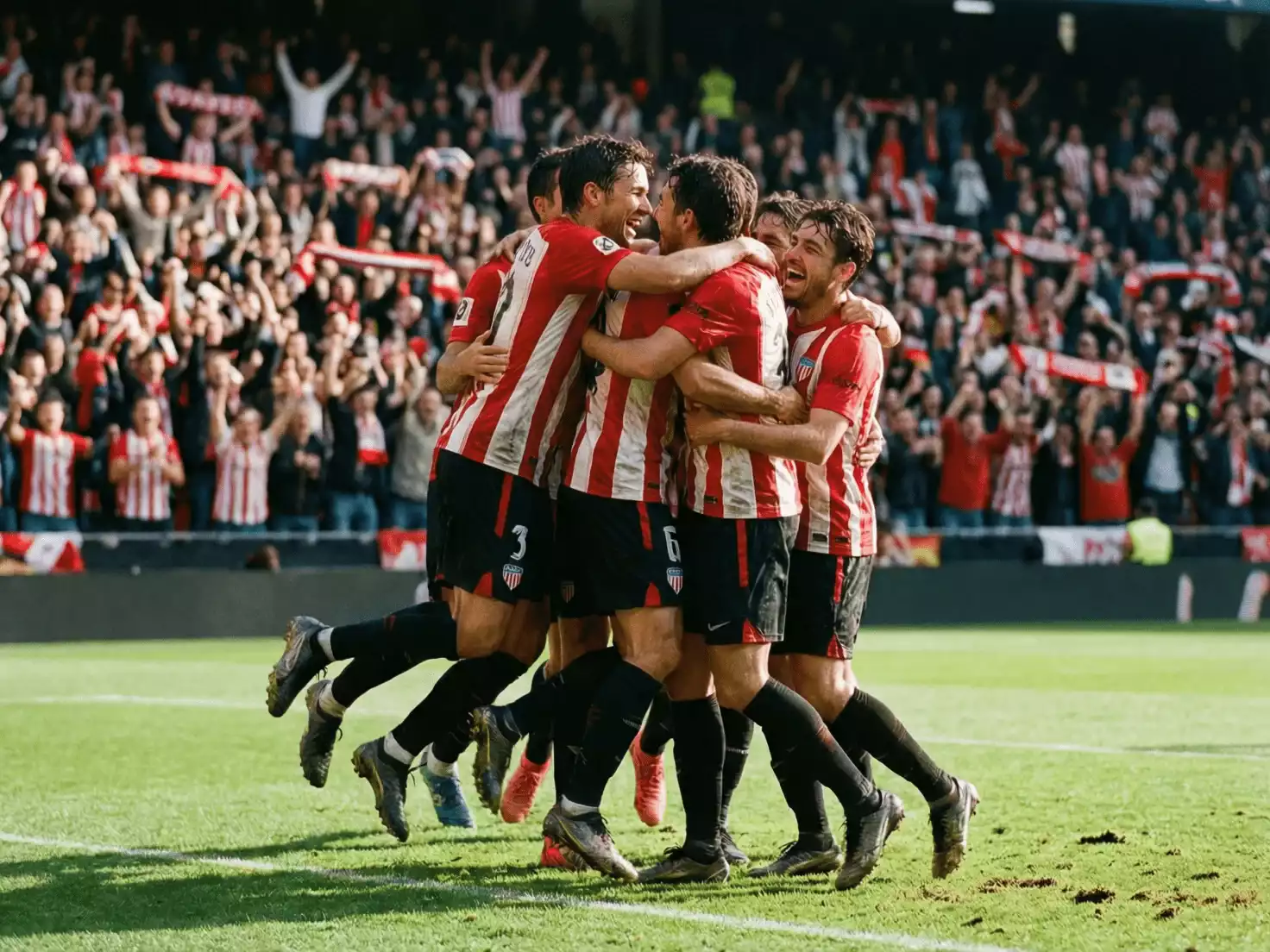 Jugador del Athletic Club celebrando un gol con sus compañeros de equipo