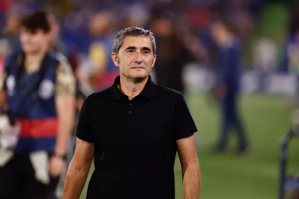 Ernesto Valverde dirigiendo al Athletic Club desde la banda