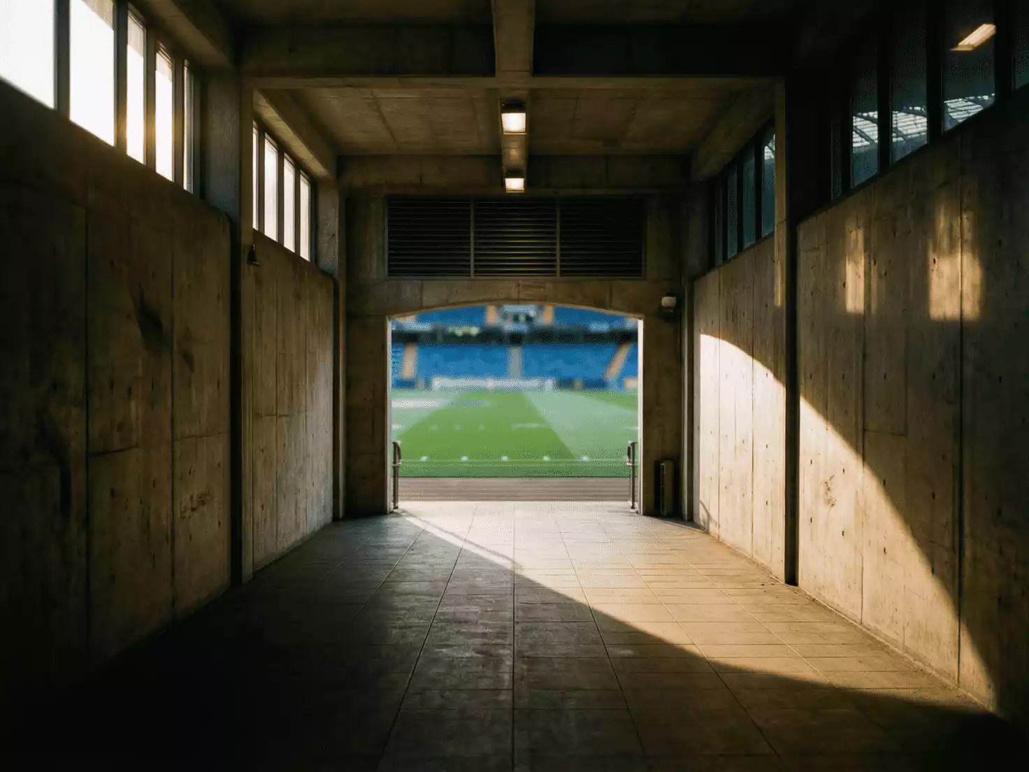 Vista de un t&uacute;nel de vestuarios de estadio de f&uacute;tbol durante el descanso